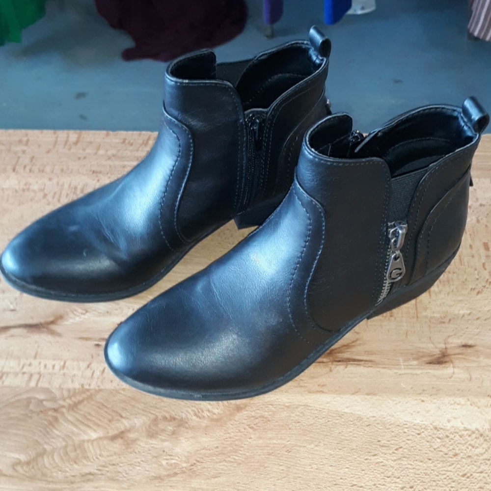 G by Guess size 5 1/2M (SKU PR)